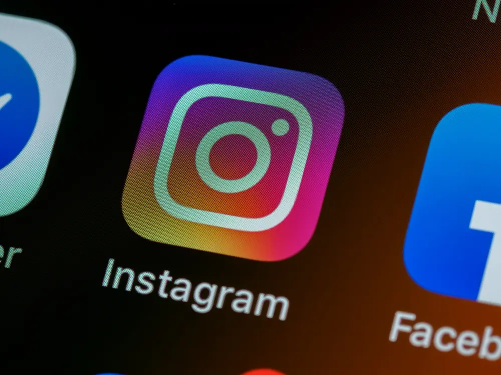 Ícono de Instagram en la pantalla de un celular, ilustrando el shadowban en Instagram