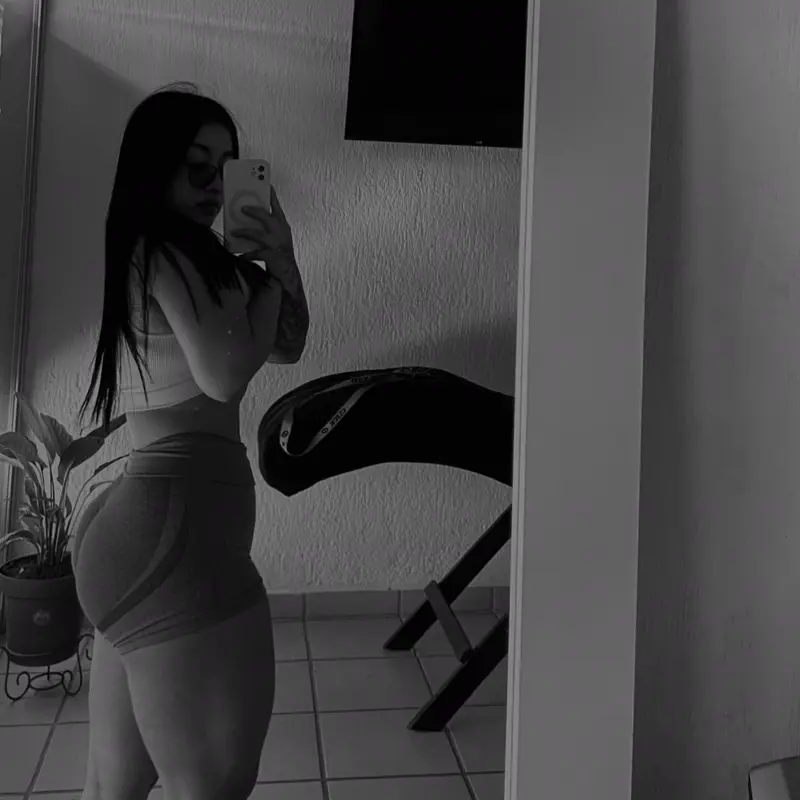 @jennfrausto_: fitness, pole dance y su propio beauty studio