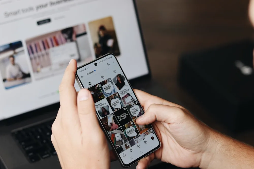 Persona revisando su cuenta de Instagram para conseguir seguidores gratis en 2026