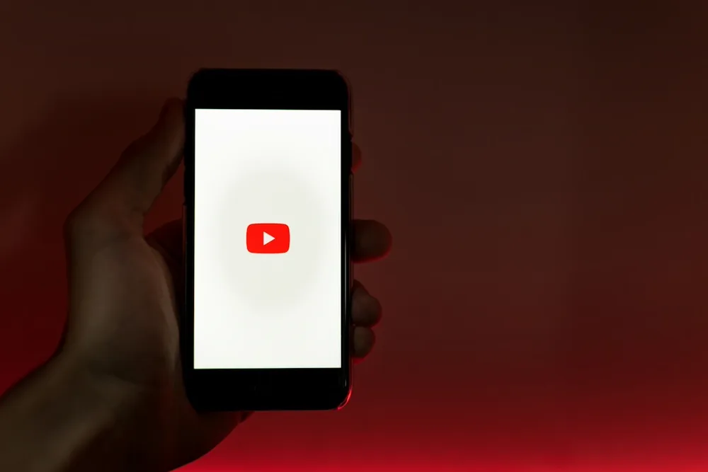 Pantalla de YouTube abierta en un smartphone, en un artículo sobre comprar suscriptores de YouTube en 2026