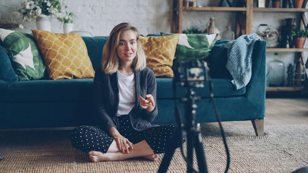 Creadora grabando un video para TikTok: comprar seguidores de TikTok en Mexico