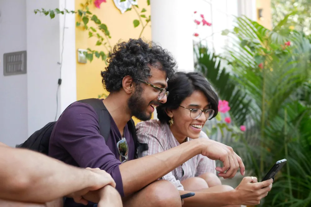 Dos personas viendo un Reel en el celular: likes y reproducciones