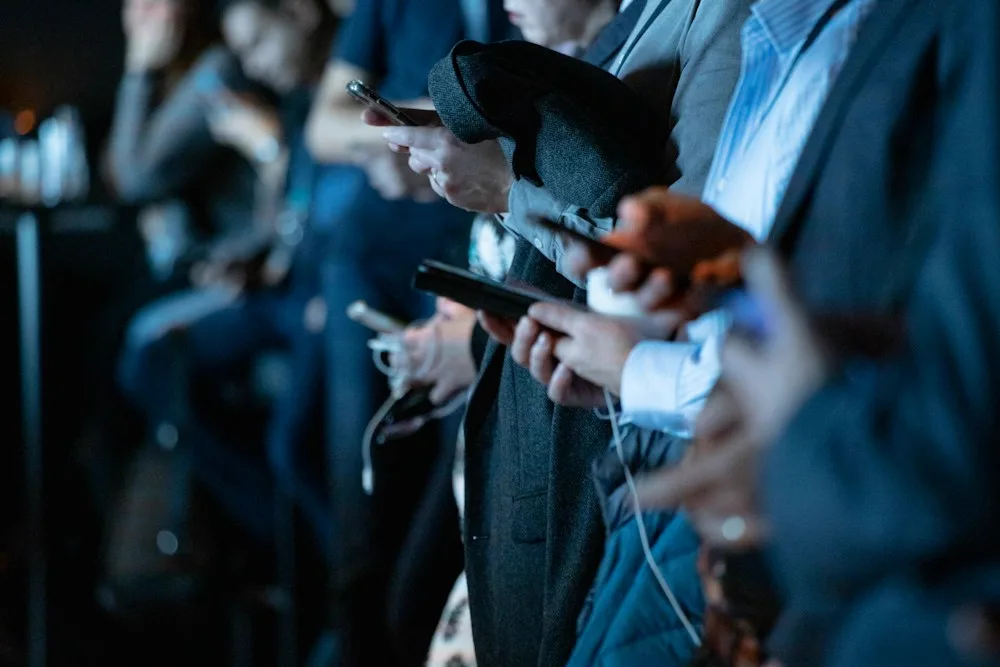 Personas usando el celular: seguidores reales vs bots en Mexico