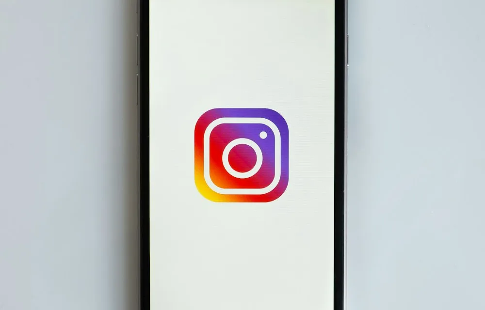 Celular con el logo de Instagram: mejor hora para publicar en Instagram en Mexico