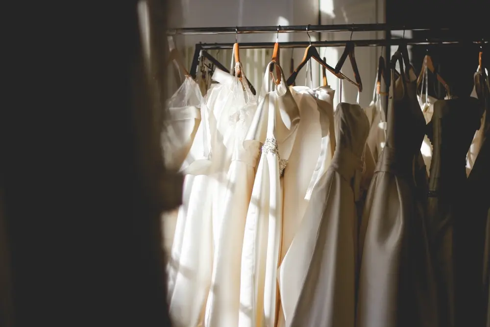 Vestidos de gala colgados en una boutique, referencia al nicho de moda de Instagram Mexico