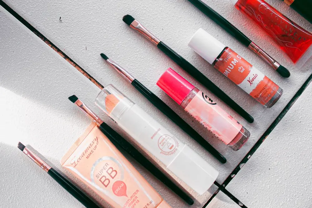 Set de brochas y productos de maquillaje sobre una superficie clara, referencia al contenido de belleza en Instagram Mexico