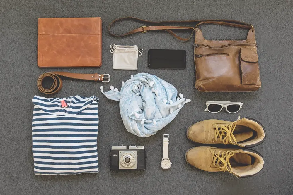 Flatlay de accesorios de moda como reloj, lentes y bolso, referencia al contenido de moda en Instagram Mexico