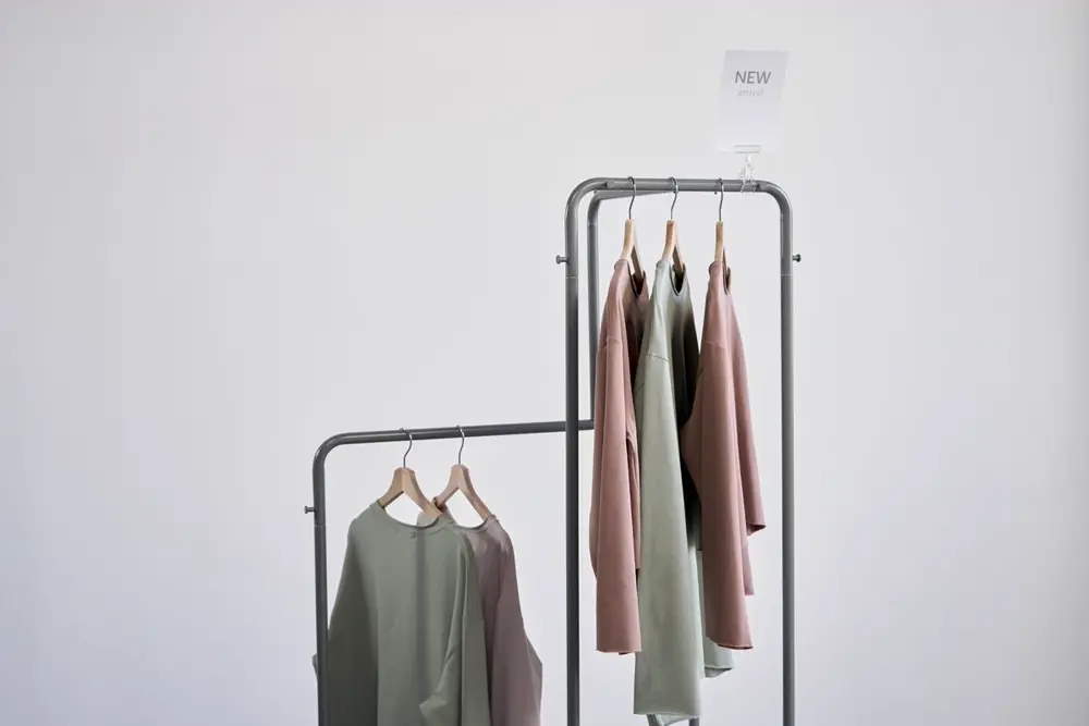 Perchero de tienda con blusas y sueteres en tonos pastel, referencia al contenido de moda de Instagram Mexico