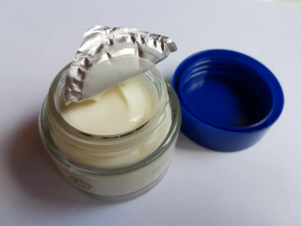Frasco de crema facial sobre fondo neutro, referencia al contenido de skincare y cuidado de la piel en Instagram México