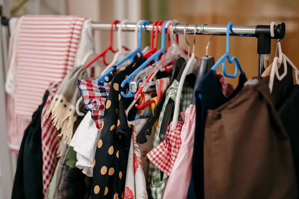 Perchero con ropa de colores en una boutique de moda, referencia al contenido de moda en Instagram Mexico