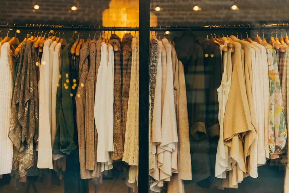 Perchero con prendas de moda en una tienda, referencia al contenido de moda editorial que comparte suzett_ortiz en Instagram