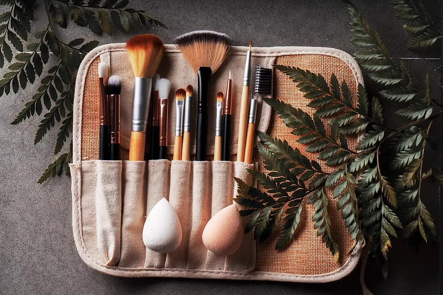 Set de brochas y productos de maquillaje sobre una mesa, referencia al contenido de belleza en Instagram Mexico