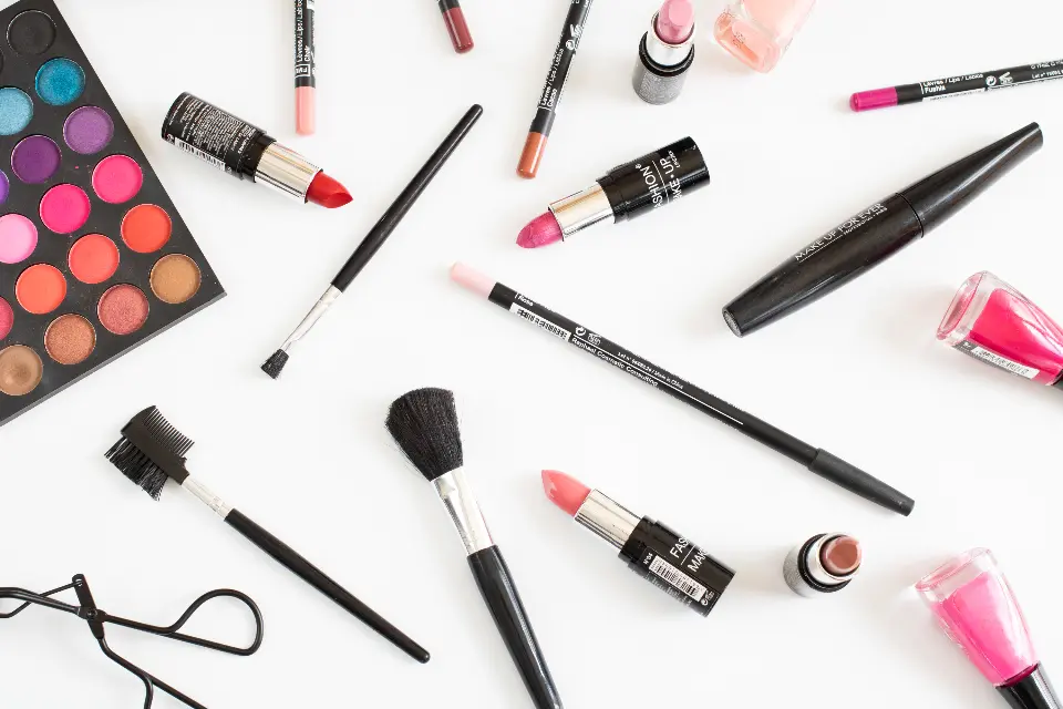 Set de brochas y productos de maquillaje sobre una mesa, referencia al contenido de belleza en Instagram Mexico