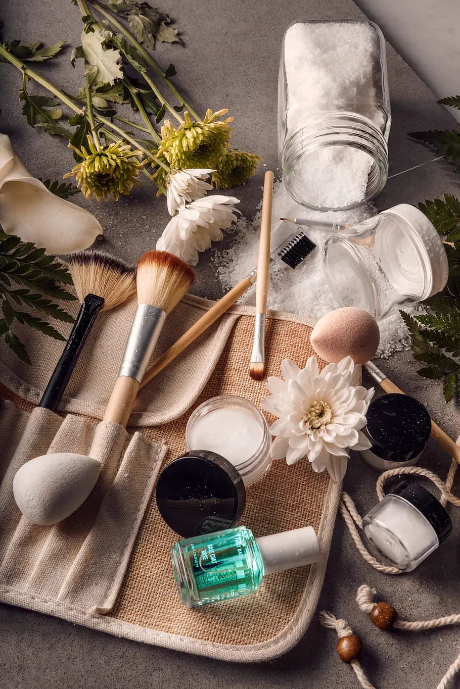Brochas de maquillaje y productos de belleza sobre una mesa, referencia al contenido de belleza en Instagram Mexico