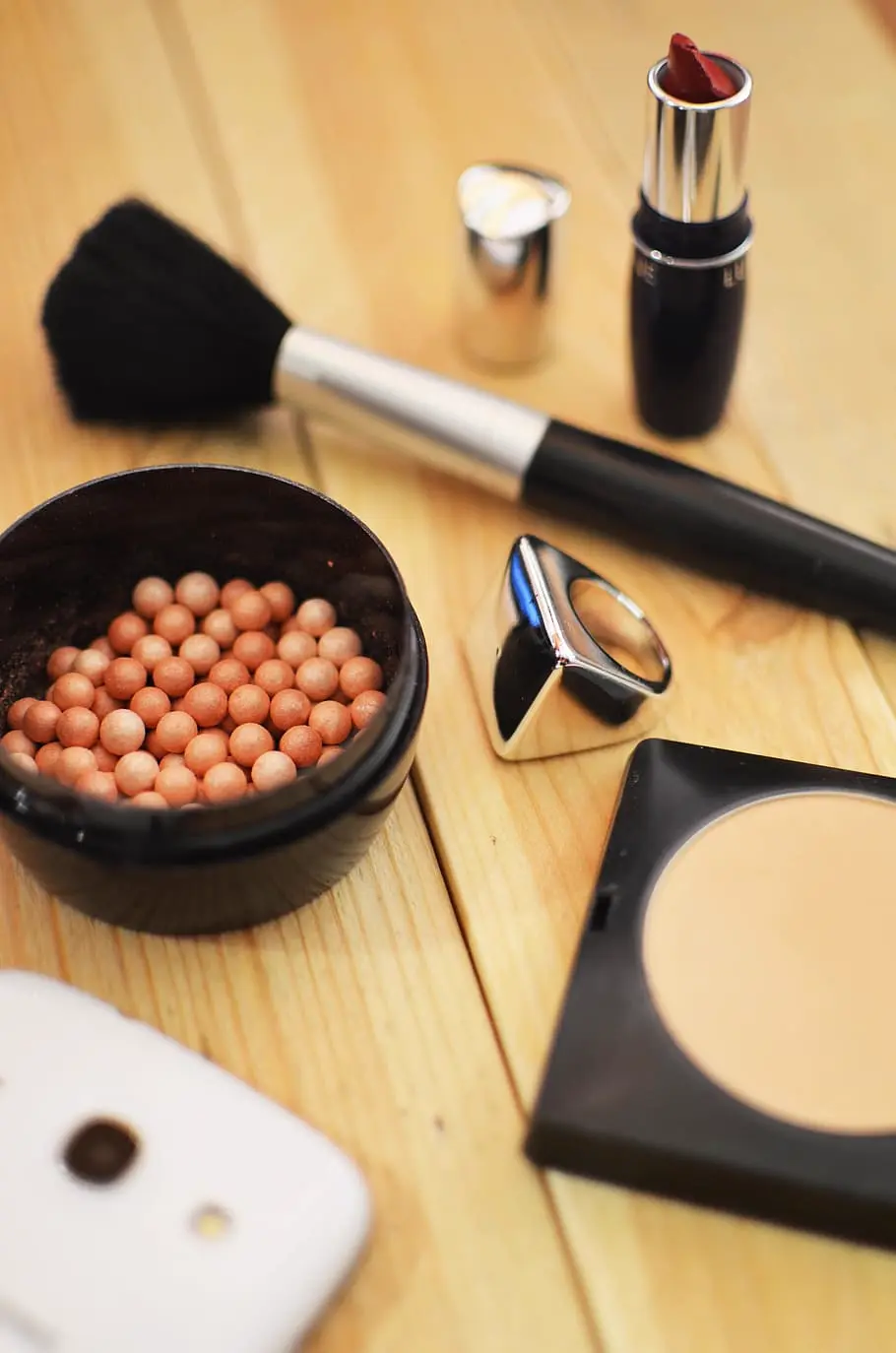 Flatlay de productos de maquillaje coreano (K-beauty), referencia al contenido de belleza asiatica en Instagram Mexico