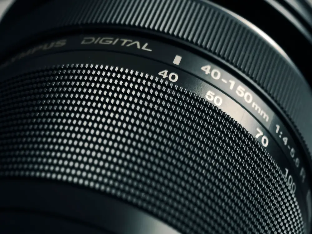 Primer plano de un lente de camara fotografica profesional, referencia al trabajo de fotografia de bodas en Instagram Mexico