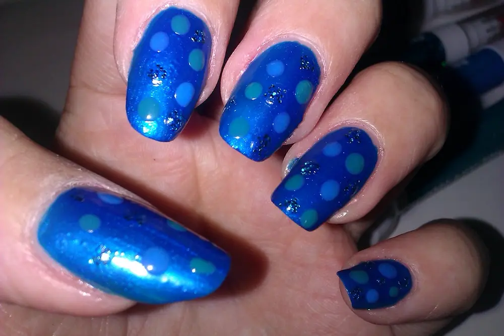 Manicura con diseño de nail art en tonos azules, referencia al contenido de uñas y belleza en Instagram México