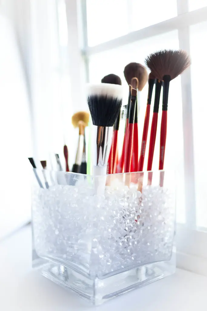 Set de brochas de maquillaje sobre una mesa, referencia al trabajo de caracterizacion detras del contenido drag en Instagram Mexico