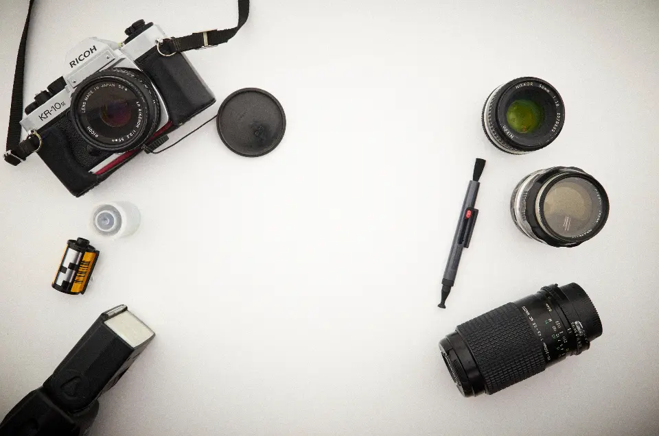 Equipo de fotografia profesional, camara y lentes sobre una mesa, referencia al contenido de fotografia en Instagram Mexico