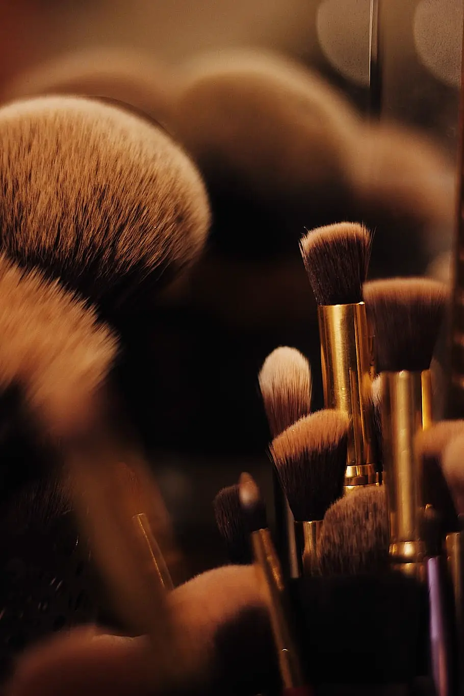Set de brochas de maquillaje profesional en tonos calidos, referencia al trabajo de maquillaje y novias en Tabasco, Mexico