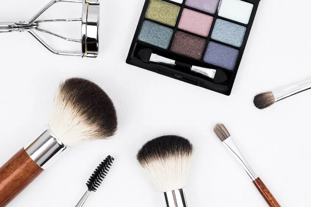 Set de brochas de maquillaje y paleta de sombras sobre fondo claro, referencia al contenido de belleza en Instagram Mexico