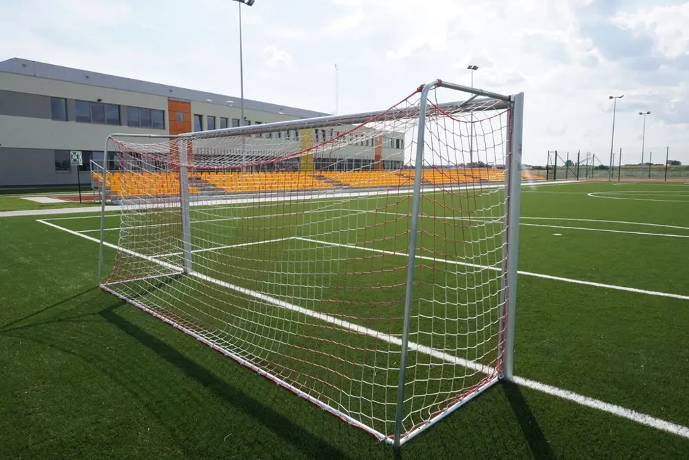 Portería y cancha de fútbol con gradas al fondo, referencia al periodismo deportivo en Instagram México