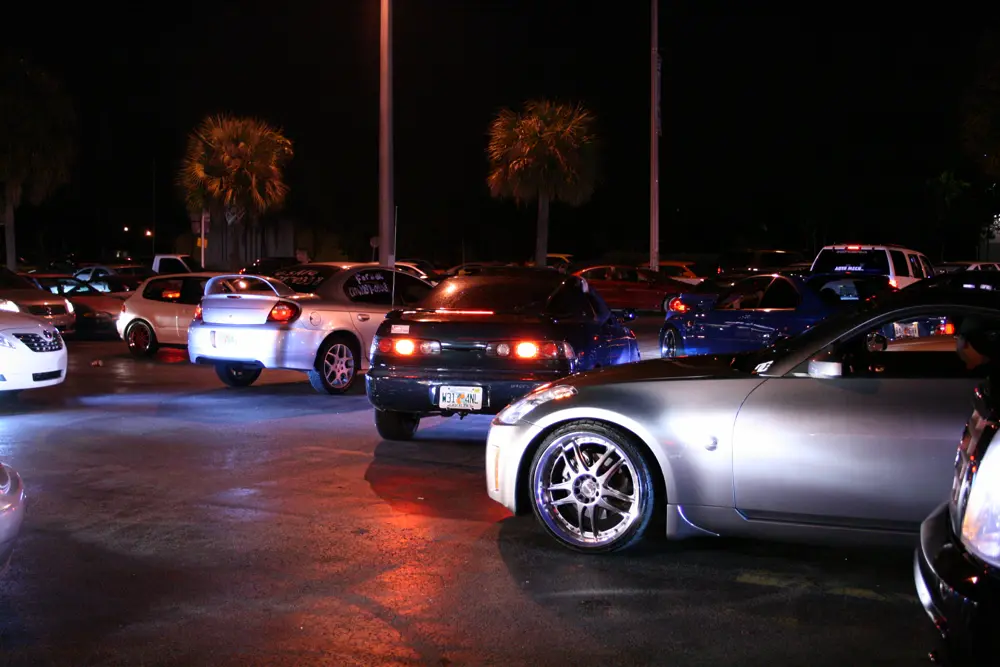 Autos deportivos reunidos de noche en un car meet, referencia a la cultura automotriz que comparte @_andrem98_ en Instagram México