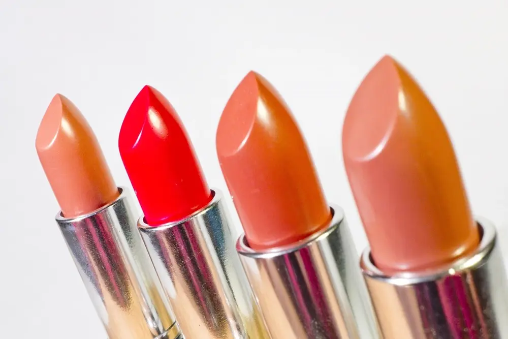 Cuatro labiales en tonos nude, rojo y terracota, referencia al contenido de maquillaje y lip combos en Instagram México