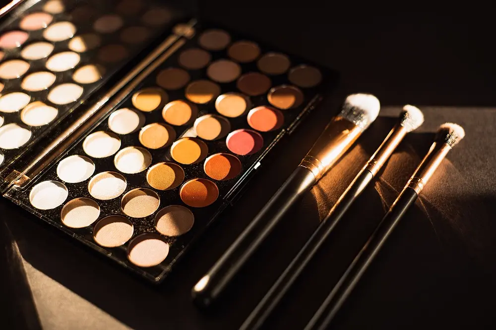 Paleta de sombras y set de brochas de maquillaje, referencia al contenido de maquillaje artístico en Instagram México