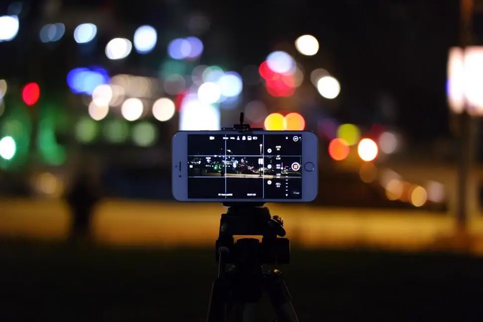Celular montado en un trípode grabando video de noche, referencia a la creación de reels de humor y lifestyle en Instagram México