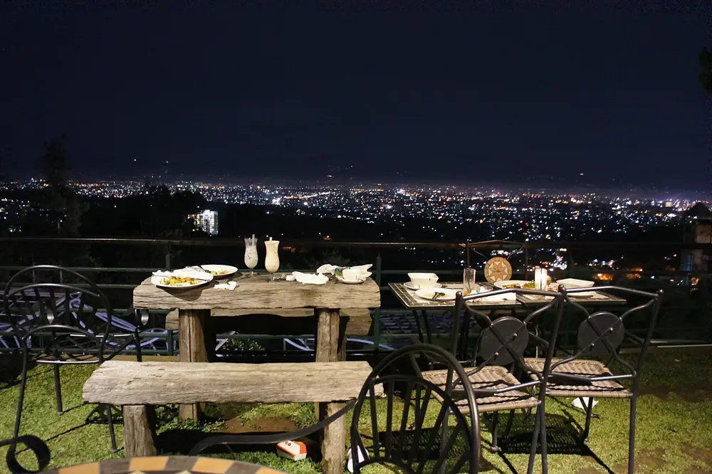 Terraza de restaurante con vista nocturna de la ciudad, referencia al contenido lifestyle y de experiencias en Instagram México