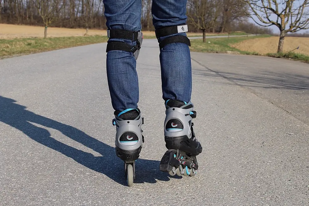 Patines en línea sobre un camino de asfalto, referencia al contenido de patinaje urbano en Instagram México