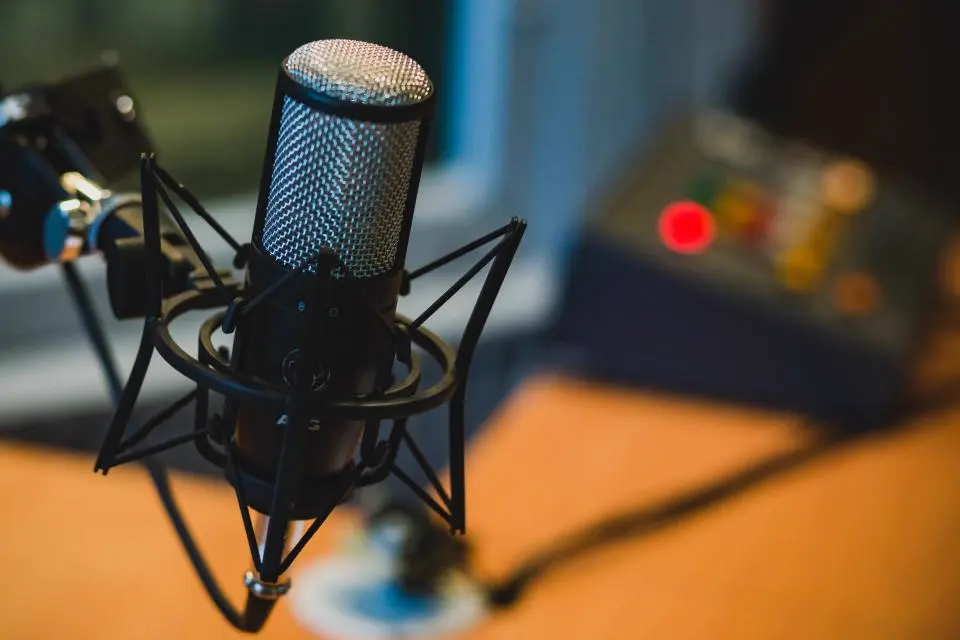 Micrófono de condensador en un estudio de podcast, referencia al contenido de storytime y emprendimiento en Instagram México