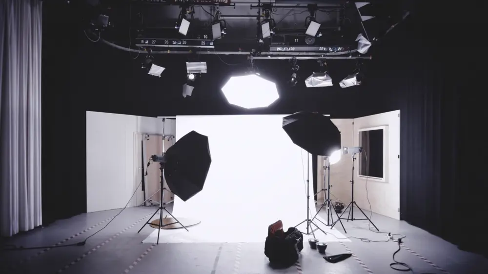 Estudio de fotografía con softbox, luces y fondo blanco, referencia al trabajo de fotografía publicitaria en Instagram México