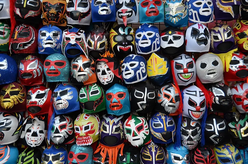 Pared de máscaras de lucha libre de colores en un puesto, referencia al contenido de lucha libre mexicana en Instagram México