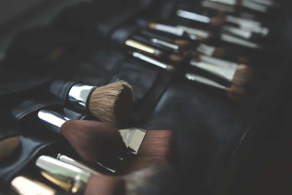 Brochas de maquillaje profesionales en primer plano, referencia al contenido de belleza en Instagram México