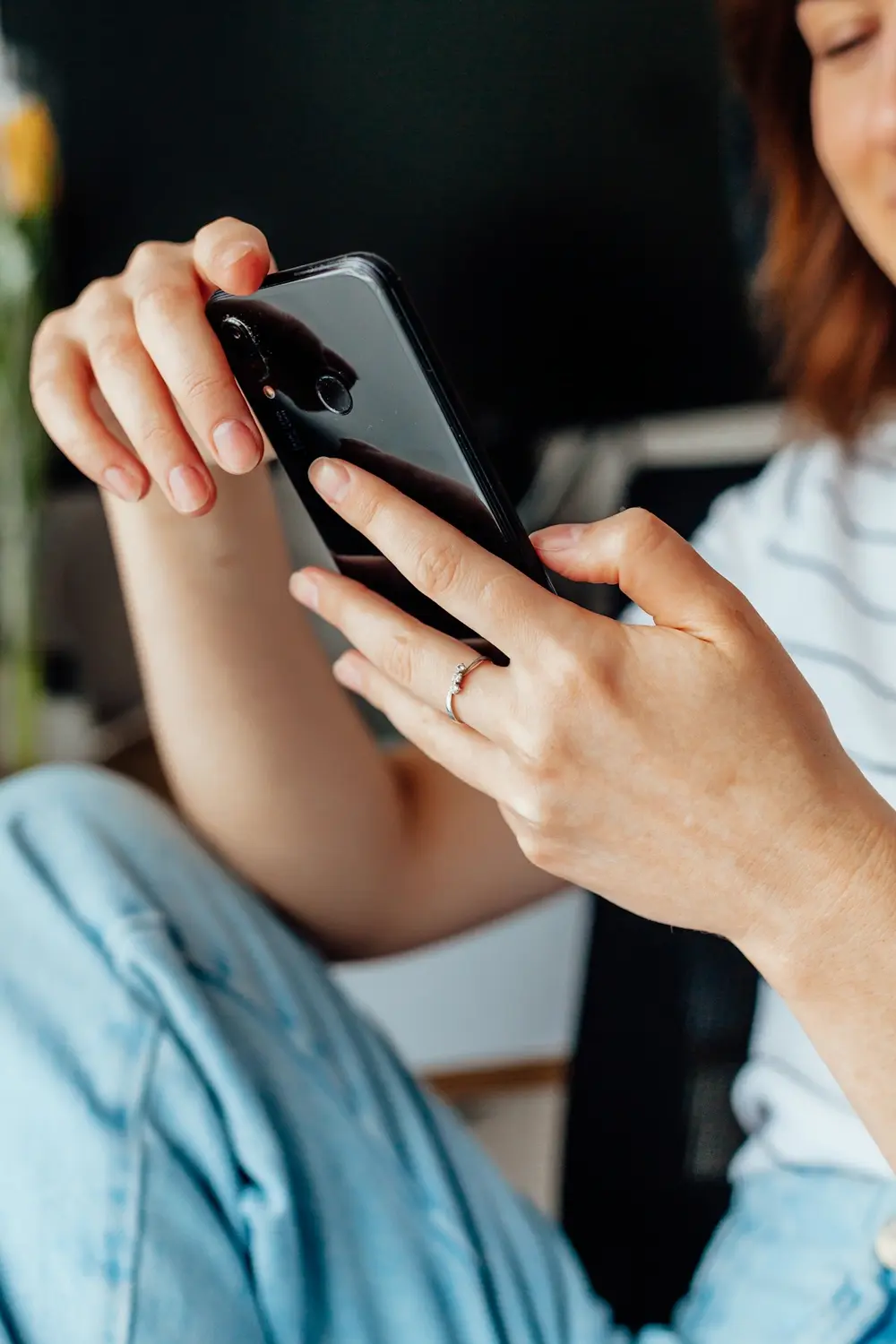 Persona viendo en el celular si bajaron sus seguidores comprados en Instagram, referencia a la garantía de reposición de InfluCheap