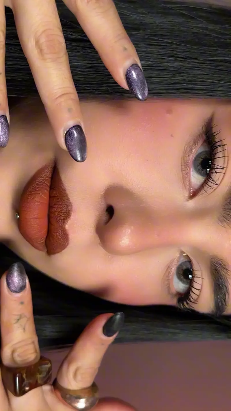 Dayanna Márquez (@_.neraa._): lip combos y gloss en primer plano